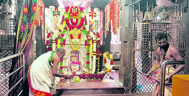 ఈరన్నస్వామికి ప్రత్యేక పూజలు 