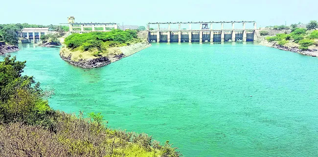 కొనసాగుతున్న నీటి విడుదల 