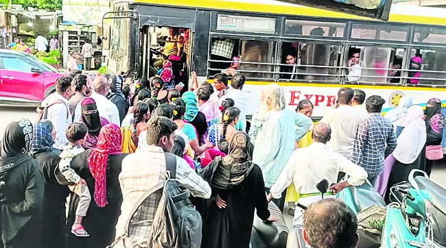 బస్సులో సీట్లు ఖాళీ లేవు ప్లీజ్‌..!