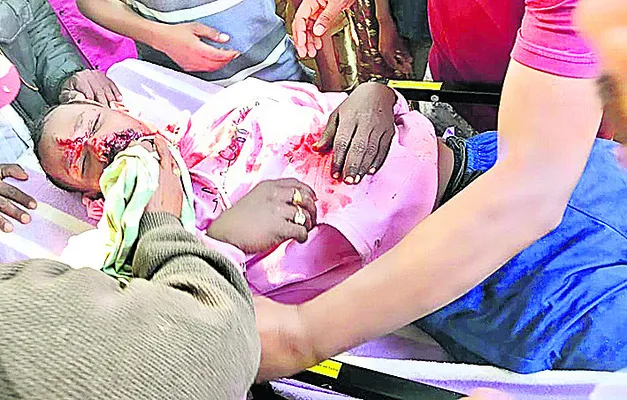 ఆటో, బైక్‌ ఢీ .. వ్యక్తికి తీవ్రగాయాలు 