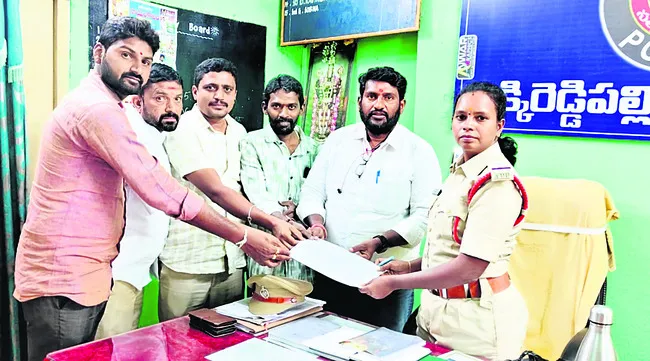 సాక్షి విలేకరిపై దాడికి యత్నం