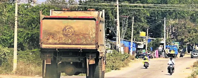 అడిగేదెవరు.. అడ్డుకునేదెవరు... 