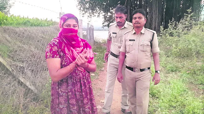 పెన్నాలోకి దూకి ఆత్మహత్యాయత్నం