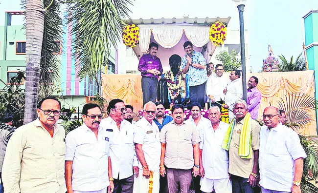 సమాజాన్ని జాగృతం చేసిన మహాకవి వేమన