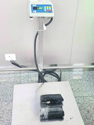 గోవా విమానంలో గంజాయి పట్టివేత 