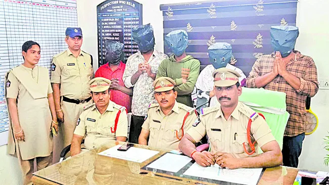 ఏసీ మెకానిక్‌ హత్యకేసులో ఐదుగురు అరెస్ట్‌ 