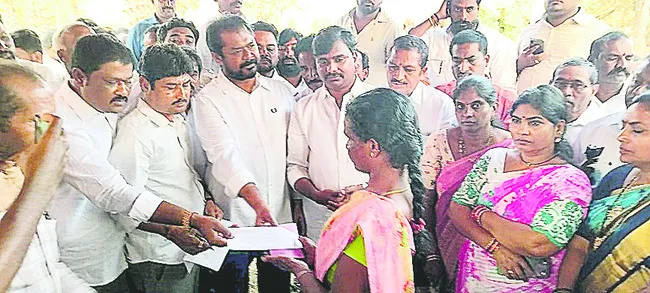 సార్లంక బాధితులను వెంటనే ఆదుకోవాలి