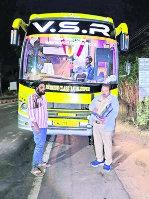 ప్రైవేట్‌ ట్రావెల్స్‌ ‘దారి’ దోపిడీ 