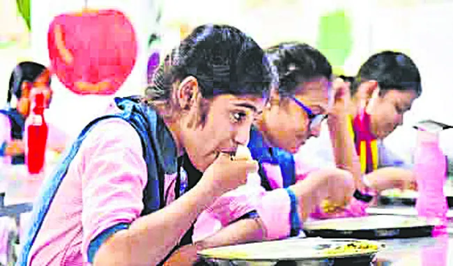 స్నాక్స్‌@ సర్కార్‌ స్కూల్‌.. 