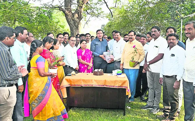 కలెక్టర్‌కు శుభాకాంక్షల వెల్లువ