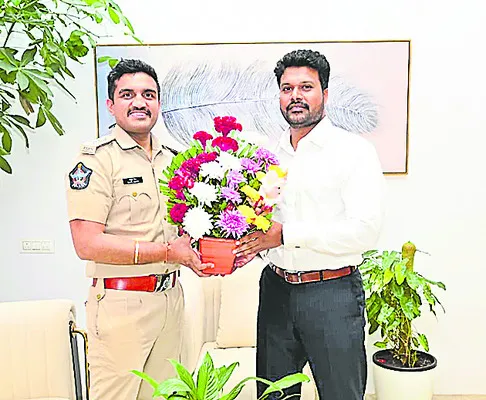 కలెక్టర్‌కు పలువురి శుభాకాంక్షలు 