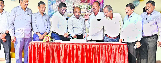 నూతనోత్సాహంతో   ఉత్పత్తి లక్ష్యాలు సాధించాలి