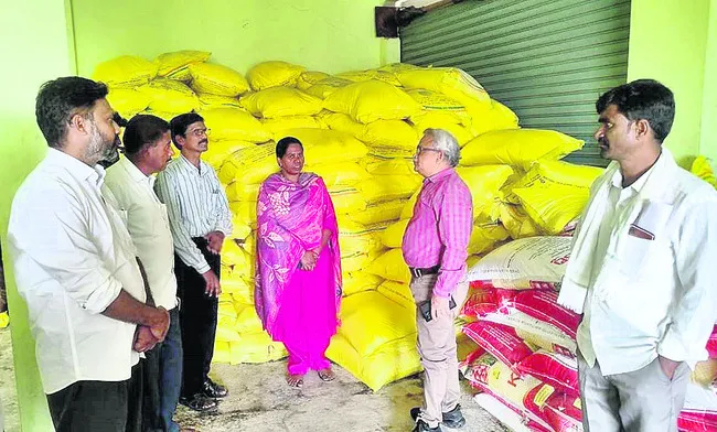 పకడ్బందీగా యూరియా పంపిణీ