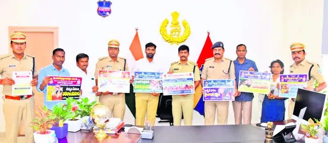 రహదారి భద్రత నియమాలు పాటించాలి