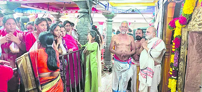 కొత్తేడాది.. ఆలయాలకు పోటెత్తి 