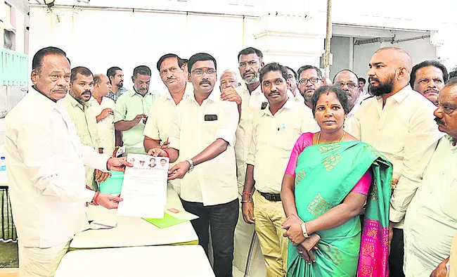 దరఖాస్తుల హోరు 