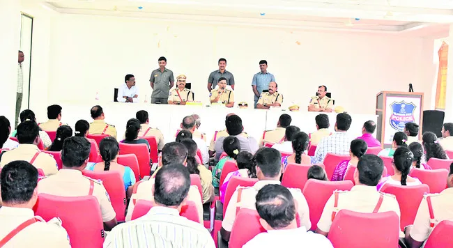 బాధ్యతగా విధులు నిర్వర్తించాలి 