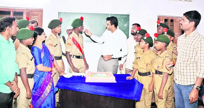 కష్టపడి చదివి ఉన్నత స్థాయికి చేరుకోవాలి 