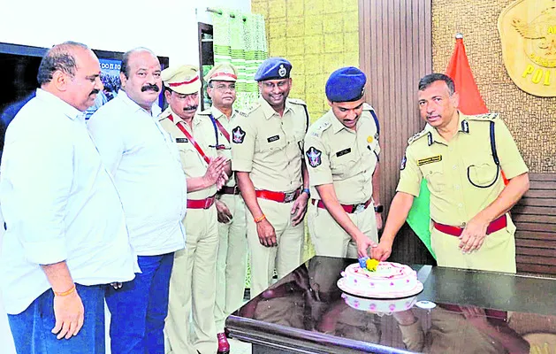 ప్రజలకు ఉత్తమ సేవలు అందించాలి 