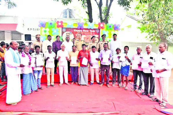 సత్ప్రవర్తనతో జీవిస్తే  రౌడీషీట్‌ తొలగిస్తాం
