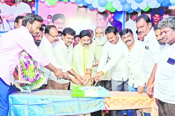 పతనానికి చేరువైన చంద్రబాబు ప్రభుత్వం 