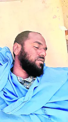 దర్గా వద్ద జెండా ఎత్తుతుండగా.. 