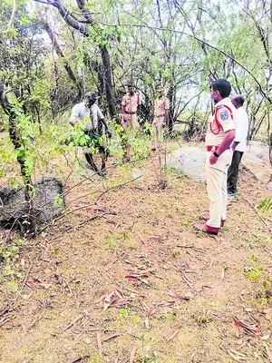 ఉరేసుకొని గుర్తు తెలియని వ్యక్తి ఆత్మహత్య 