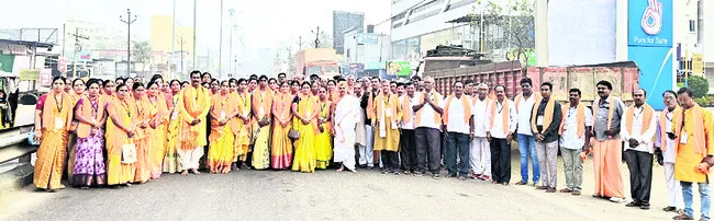 భక్తిశ్రద్ధలతో మన్యంకొండకు పాదయాత్ర 