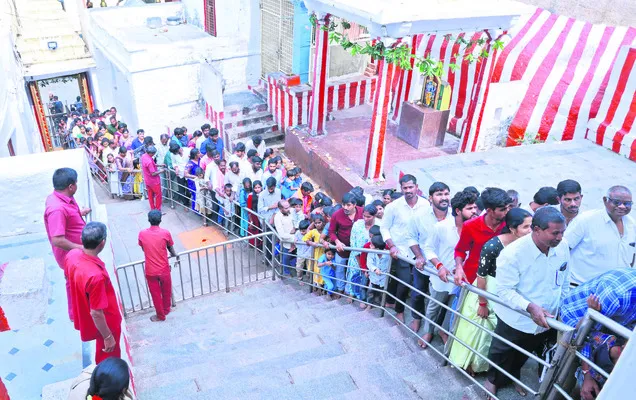 మన్యంకొండ.. భక్తులే నిండ 

