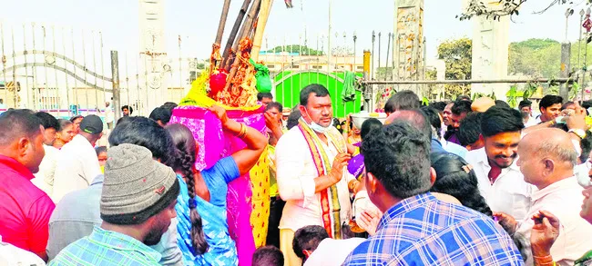 వనదేవతలకు మొక్కులు
