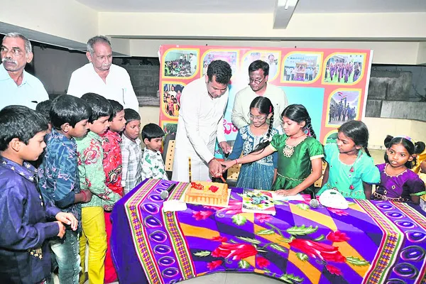 పిల్లల మధ్య న్యూ ఇయర్‌ వేడుకలు 