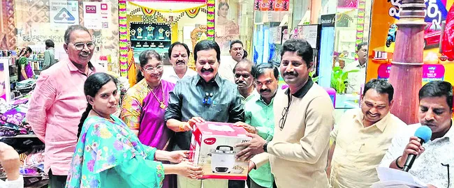 చందన, సీఎంఆర్‌లో లక్కీ డ్రా 