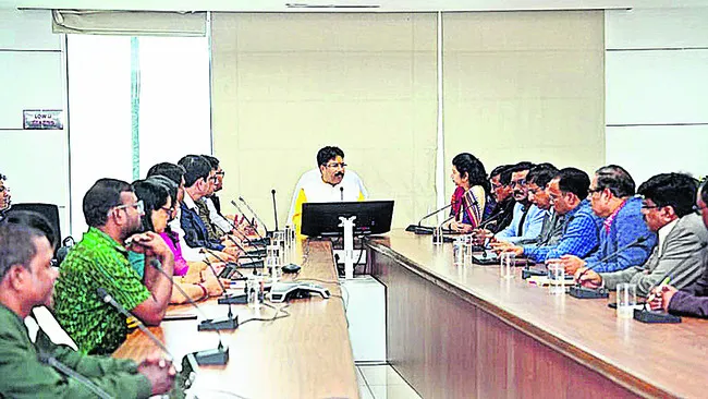 పట్టణవాసుల జీవన నాణ్యతను పెంచాలి: మంత్రి 