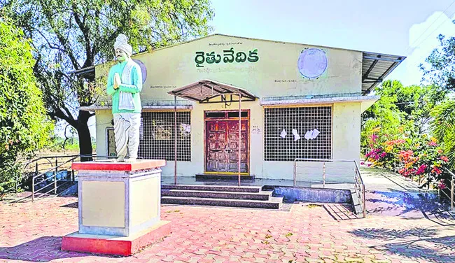 వేదికలు కావవి.. రైతు వేదనలు 