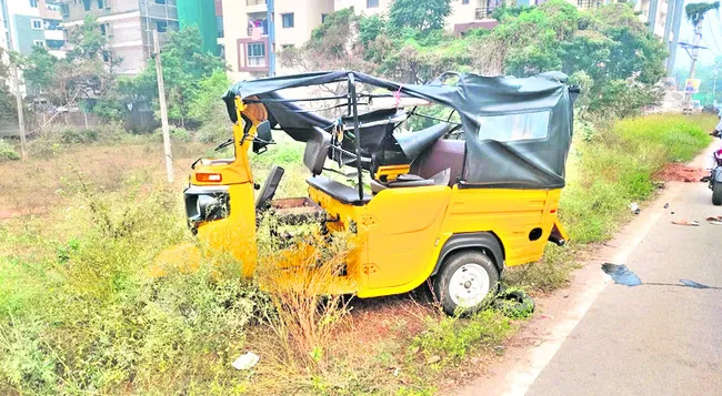 ఆటో బోల్తా 9 మందికి గాయాలు 