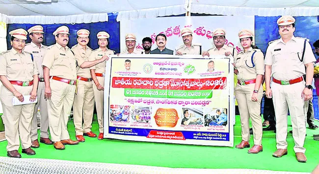 రోడ్డు నిబంధనలు విధిగా పాటించాలి 