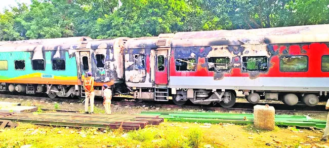 బీ1 కోచ్‌ లెనిన్‌ స్టోరేజ్‌ నుంచే మంటలు వ్యాప్తి 