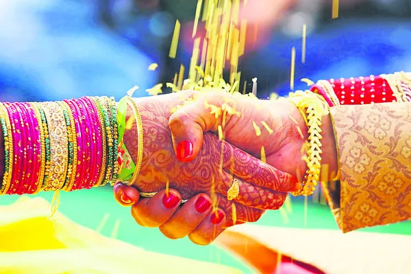 పెళ్లయితే ఇంటి పేరు మార్చుకోవాలా? 