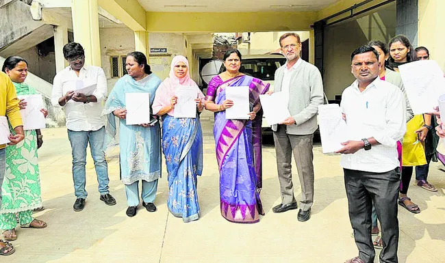 ఆశావహుల సందడి 