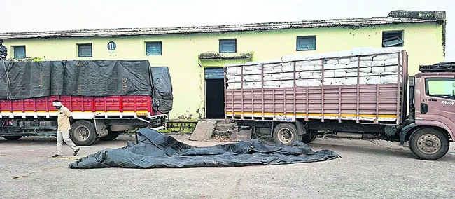 ‘ఇందిరమ్మ’ చీరలు వచ్చేశాయ్‌