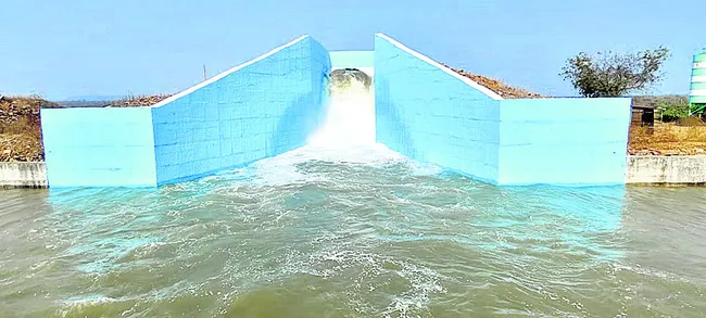 300 క్యూసెక్కులు విడుదల