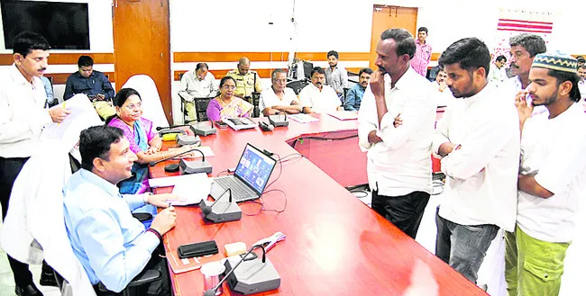 ● ప్రజావాణికి 98 దరఖాస్తులు ● అర్జీలు స్వీకరించిన కలెక్