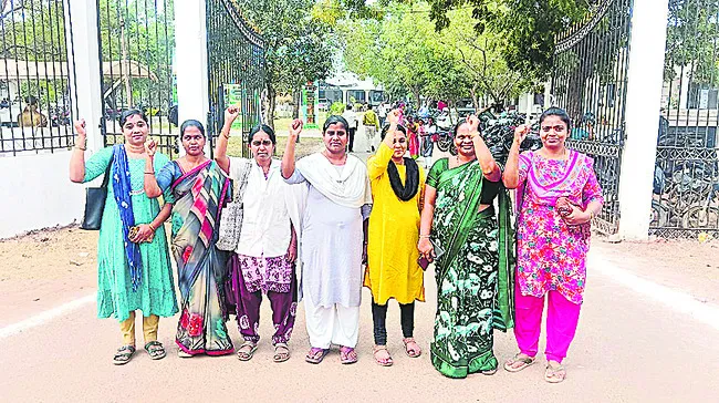 పదోన్నతి కల్పించాలంటూ ధర్నా 