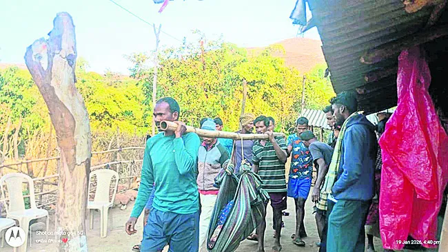 గిరిజనులకు తప్పని డోలీమోత కష్టాలు 