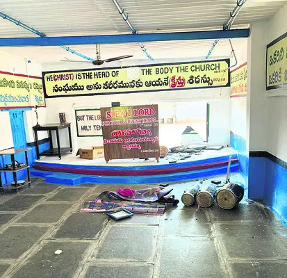 పూజ గదిలోని   బంగారం మాయం 