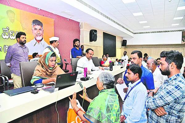 అర్జీల పరిష్కారంపై శ్రద్ధ వహించాలి 