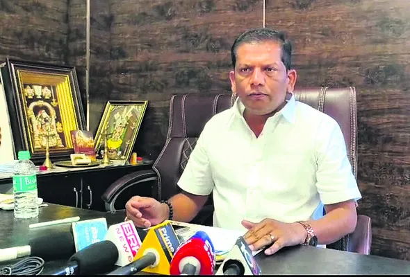 బాలయ్య పీఏల ప్రోద్బలంతోనే చెరువుకు గండి 