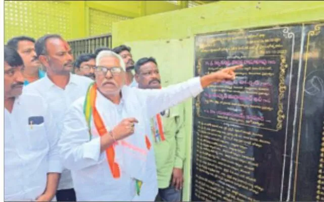 కాంగ్రెస్‌ జెండా మోసినోళ్లకే టికెట్లు, బీ ఫాంలు