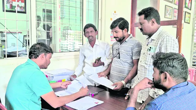 35 వారు్డలు.. 350 దరఖాస్తులు