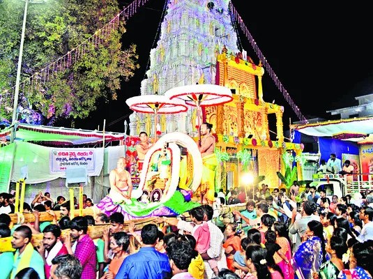 వైభవంగా ధ్వజారోహణం 